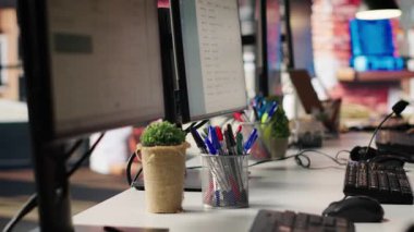 PC, tatmin olmamış müşterilerin teknik sorunları çözmek için aradığı boş çağrı merkezinde görüntüler. Müşteri desteği çalışma alanı bilgisayar monitörleri müşterilerin şikayetlerini işlemek için kullanılır