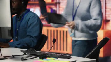 Çağrı merkezi çalışanı vardiyaya başlıyor, masa başında oturuyor, şikayetlerle uğraşıyor. Müşteri hizmetleri temsilcisi işe geliyor, ürün ve hizmetlerle ilgili müşteri ihtiyaçlarını dinliyor, kamera A