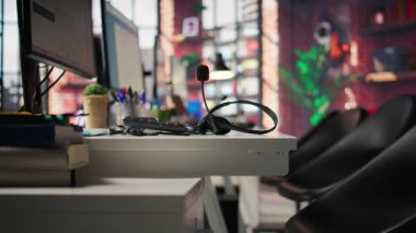 İşçiler tarafından müşterilerle konuşmak için kullanılan çağrı merkezi masasındaki mikrofonlu kulaklıklar. Müşterilerle konuşmak için müşteri destekli iş yerinde kullanılan mikrofon kulaklığı, kapat