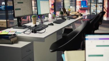 Müşteri destek çalışma alanı ve bilgisayar çevresindeki mikrofonlu ses ekipmanı kulaklığı, kapatın. Mikrofonlu kulaklıklar ve çağrı merkezi masasında bilgisayar ekranları, el kameralı görüntüler.