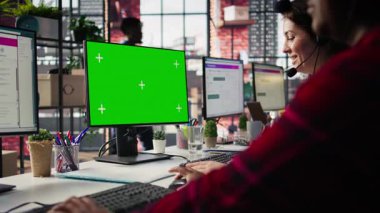 Çağrı merkezi çalışanı yeşil ekran modelleme PC üzerinde çalışıyor, ofiste hesap yönetimi yapıyor. Chroma tuşunun önündeki müşteri destek aracı izole edilmiş ekran bilgisayar kullanım görüşmeleri, kamera B kapat