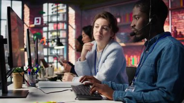 Çağrı merkezi müdürü, canlı sohbet desteği sağlayan, müşteri şikâyetleriyle ilgilenen işçiler için eğitim yapıyor. Takım lideri ve stajyer tatmin olmamış müşterilerle ilgileniyor, çözümler sunuyor, kamera B