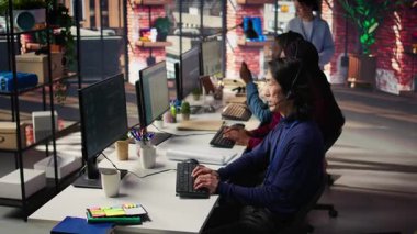 Çağrı merkezi ajanlarından oluşan çok ırklı bir ekip donanım sorunuyla ilgili teknik soruşturmalara cevap veriyor. Ofisteki çok ırklı müşteri destek çalışanları sorunları çözmek için bilgisayar kullanıyorlar, kamera B