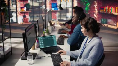 Müşteri temsilcisi, müşterilerle konuşmak ve satış olanaklarını belirlemek için Al Chatbot 'u kullanıyor. Yapay Zeka LLM kullanarak kurşunların oluşturulmasına yardımcı olan B kamerası.