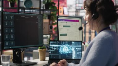 Canlı sohbet desteği sağlayan, klavyede yazan, müşterilerin şikayetlerini işlemek için Al Chatbot kullanan bir işçi. Merkezi ara, memnun olmayan müşterilerle ilgilen. Yapay zeka LLM, kamera A kullanarak.