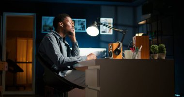 Araştırmacı işi zamanında bitirebilmek için fazla mesai yaptıktan sonra bitkin düştü. Liderlik ekibinin baskısı altında olan Afrikalı Amerikalı büyük zorlukların üstesinden geldi. Kamera A.