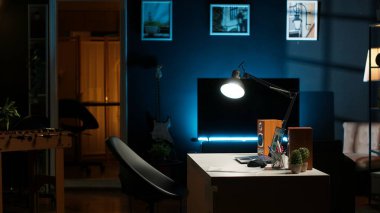 Geniş bir apartman dairesi, rahat dekorları, akıllı televizyonlu ahşap mobilyaları ve bitkileri olan yaratıcı bir yaşam tarzı ve konforu olan. Minimalist alan.