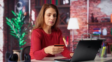 Evde kalan sıradan bir kadın ve bilgisayardaki şeyleri ödeyen, ödemeyi onaylamak ve satın almak için kredi kartı numaralarını girenler. Olgun insan tavan arasında online alışveriş yapar. Kamera A.