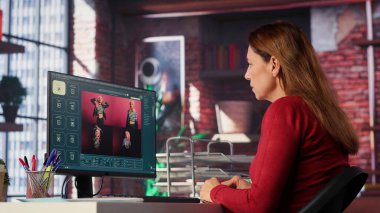 Kadın müteahhit, çatı katında dijital ortamda fotoğraf düzenleme yazılımıyla çalışıyor. Grafik tasarım dünyasında verimlilik ve yenilik sağlamak için çift monitör kullanmak. Kamera A.