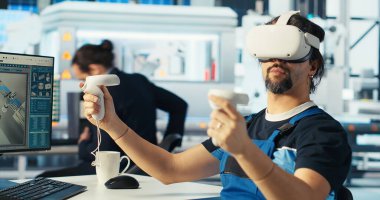 Photovoltaics fabrika mühendisi VR kulaklık kullanarak verileri analiz ediyor, sistem sağlığını gözden geçiriyor. Güneş panelleri, sanal gerçeklik teknolojisi, hata teşhisi, kamera B kullanarak çalışanların sorun giderme sorunlarını yerleştirir.