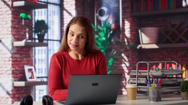 İnternet telekonferansı yoluyla sanal atölye kursuna katılıp evdeki webcam 'e el sallayan mutlu yetişkinler. İnteraktif öğrenme oturumu için internetten video çağrısına katılan bir kadın. Kamera A.