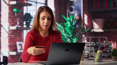 Sorumlu bayan faturalarını ödüyor ve vergilerini dizüstü bilgisayarla ödüyor, ödeme detaylarını internete giriyor ve para transferini onaylıyor. Çevrimiçi bankacılık ve merkez ofisten finans. Kamera A.