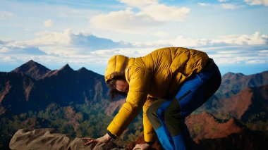 Yürüyüşçü, dağ rüzgarlarının ve kayaların üzerinde kaymanın gücünü hafife alıyor. Bir kazaya neden oluyor ve hayatını riske atıyor. Hazırlıksız dağcı dağın tepesinden düşüp dengesini kaybediyor. Kamera A.