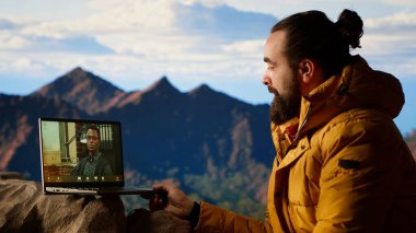 İnternet üzerinden iş arkadaşlarıyla buluşan işkolik kaşifler, dağın tepesinde yüksek hızlı bir internet sinyalinin keyfini çıkarıyorlar. Bağımlılığı olan genç bir yürüyüşçü CEO. Kamera B.