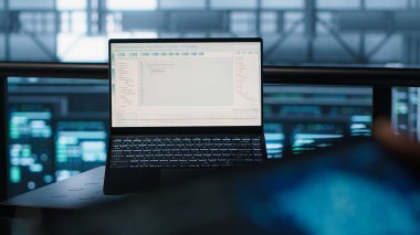 Veri merkezindeki programcı, yapay zeka teknolojisini tablette kullanıyor, ekipman arızası senaryolarını test ediyor. Sunucu çiftliği bilişim uzmanı aygıt üzerinde yapay zeka kullanıyor, veri erişilebilirliğini sağlıyor, kamera yakın plan