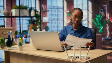 Sinyal kaybını gidermek için internet sağlayıcısına ulaşmaya çalışan sinirli Afrikalı Amerikalı bir kız evde dengesiz bir Wi-Fi bağlantısı ile çalışan bir serbest çalışan. Kamera A.