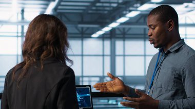 Veri merkezindeki mühendisler tablet entegre yapay zeka otomasyon araçlarıyla bakım yapıyorlar. Sunucu odasında çalışan takım arkadaşları yapay zeka ve kamera A 'yı kullanıyorlar.