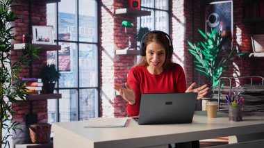 İnternet üzerinden sanal aile toplantısına ev sahipliği yapan neşeli kadın, akrabalarla görüşmeler ve son haberleri paylaşıyor. İnsan sevdikleriyle iletişim kurmak için web bağlantısını kullanır. Kamera B.