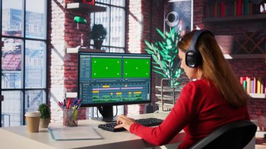 Kadın kameraman, krom anahtarlı bir film montajı üzerinde çalışıyor, evdeki bilgisayar düzeneği ile birden fazla iş yapıyor. Kadın editör sinemada yaratıcı bir sürece başlıyor, endüstri. Kamera B.