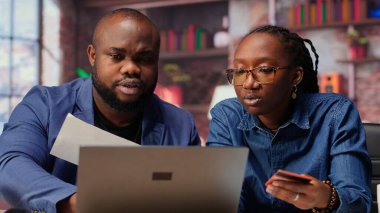 Çevrimiçi ödeme yapmadan önce bakiyeyi doğrulamak için kart numaralarını girenler ve evdeki internet sayfalarında ticaret yapanlar. Bir çift internet alışverişi yapıyor ve para transfer ediyor. Alışverişe. Kamera B.