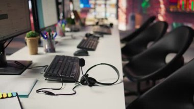 PC, tatmin olmamış müşterilerin teknik sorunları çözmek için aradığı boş çağrı merkezinde görüntüler. Müşteri desteği çalışma alanı bilgisayar monitörleri müşterilerin şikayetlerini işlemek için kullanılır