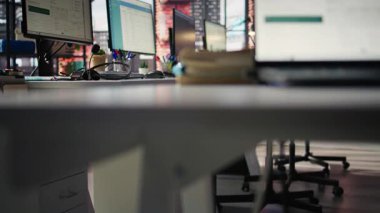 Paket izleme yazılımı ve CRM randevu çizelgesi uygulaması lojistik bölümündeki bilgisayar ekranlarında görüntülendi. Sevkiyat izleme ve hesap tablolarını gösteren paketler ofiste bilgisayar görüntüleriName