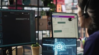 Müşteri merkezi çalışanı, müşteri paketlerinin yerini belirlemek için yapay zeka LLM asistanı kullanıyor. Merkezdeki ajanlar, AI Chatbot 'u kullanarak ofisdeki sevkiyatları takip ediyor.