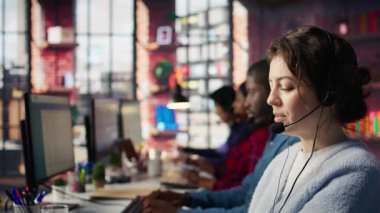 Müşteri soruşturmaları, şikayetler ve destek talepleriyle muhasebe müdürü ilgileniyor. Müşteri hizmetleri çalışanı, müşterilere ürün veya hizmetlerle ilgili konularda yardımcı olur, kamera B aşırı kapatma