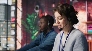 Neşeli çağrı merkezi ajanı müşterilerin sorunlarını çözmek için adım adım rehberlik ediyor. Müşteri merkezi çalışanlarının tanısı, teknik çözümler üzerinden yürüyen müşteriler, kamera A