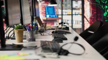 İşçiler tarafından müşterilerle konuşmak için kullanılan çağrı merkezi masasındaki mikrofonlu kulaklıklar. Müşterilerle konuşmak için müşteri destekli iş yerinde kullanılan mikrofon kulaklığı, kapat