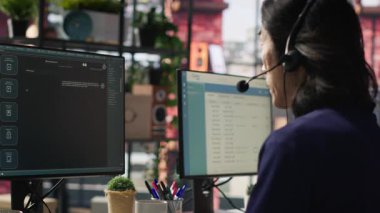 Müşteri sorularına hızlı ve doğru cevaplar vermek için Al Chatbot 'u kullanarak merkezi ara. Müşteri hizmetleri temsilcisi Yapay Zeka, Kamera A kullanarak müşterilere otomatik yanıtlar üretiyor