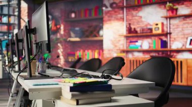 Müşteri destekli iş yerlerinde kullanılan mikrofonlu ses ekipmanı kulaklığı. Kapatın. İşçiler tarafından müşterilerle görüşmek için kullanılan çağrı merkezi ofis masasında mikrofonlu kulaklıklar.