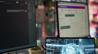 Çağrı merkezi çalışanlarına yakın çekim, müşterilere destek olmak için yapay zeka sohbet robotu kullanıyor. Müşteri desteği operatörü, istemci etkileşimlerini çevirmek için AI teknolojisini dizüstü bilgisayarda koz olarak kullanıyor