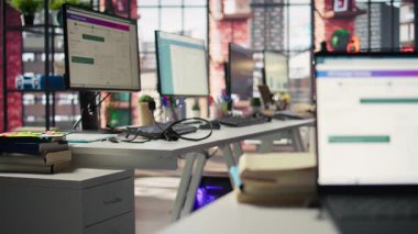 Müşteri merkezinin çalışma alanında kullanılan ses ekipmanı iletişim cihazları, yakın çekim. Çağrı merkezinde mikrofonlu kulaklıklar masanın yanındaki klavyenin yanında.