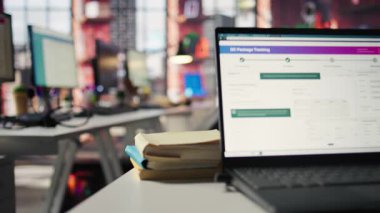 Çağrı merkezi lojistik bölümünde laptop ekranında paket izleme yazılımı görüntülendi. Ofiste paketler yapan, sevkiyat izleme yapan, ulaşımda kaybolan ögeleri arayan bir defter var.