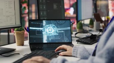 Çağrı merkezi ajanı, müşteri etkileşimlerini arttırmak ve soruşturmaları etkili bir şekilde çözmek için yapay zeka kullanır. Müşteri hizmetlerindeki kadın yapay zeka iletişim teknolojisi kullanıyor, kamera A