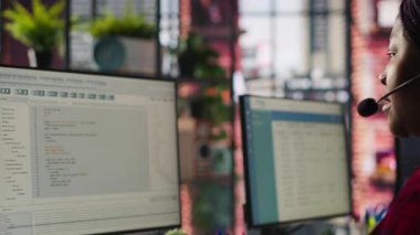 Çağrı merkezinde bilgisayar uzmanlığı, dinlenme süresini en aza indirmek için sorun yaratıyor. Teknik sistem ve altyapının korunması için, masa başı yazma kodunda teknik destek aracı, kamera A