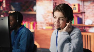 Merkezi ara, müşterilere hesaplara erişmeleri için yardım et, şifreleri sıfırla. Müşteri merkezinde çalışan, yardıma ihtiyacı olan müşterilere yardım eden, yardımcı çözümler sunan, kamera A