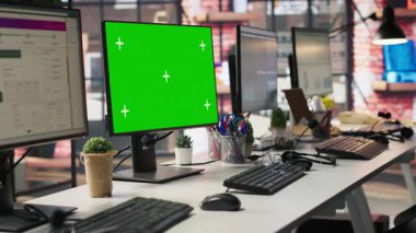 Müşteri destek işyerindeki izole ekran bilgisayarları, çekimler. Tatminsiz müşterilerin teknik sorunları çözmek için aradığı boş çağrı merkezindeki Chroma anahtar PC monitörleri