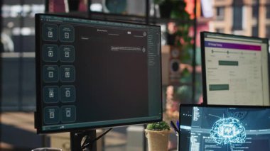 Çağrı merkezinde teknik destek uzmanı. Yapay zeka teknolojisinin yardımıyla sorun çözüyor. BT çalışanı, AI LLM sohbet robotu kullanarak müşteri bağlantılarını düzeltiyor. Kamera A