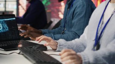 Yapay Zeka Müşteri Hizmetleri yazılımını kullanarak çağrı merkezi çalışanı. Müşteri hizmetleri ajanı CSM sistemindeki müşteri etkileşimlerini kaydetmek için yapay zeka teknolojisini kullanıyor. Kamera A