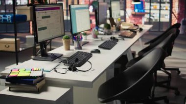 Boş müşteri hizmetleri işyerindeki bilgisayar monitörlerindeki CSM sistem arayüzleri ve çağrı merkezi ses kulaklıkları. Müşteri hizmetleri yönetimi yazılımı PC ekranlarında UI ve masasında mikrofon olan kulaklıklar