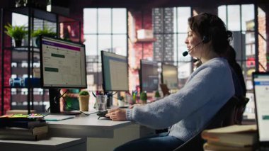 Gelen aramalarla ilgilenen çağrı merkezi ajanını ara, soruşturmalarla ilgilenen müşterilere yardım et, hesap kayıtlarını güncelle ve ofis ortamındaki performans ölçümlerini karşıla, kamera B kapat