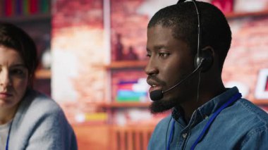 Çağrı merkezi müdürü, canlı sohbet desteği sağlayan, müşteri şikâyetleriyle ilgilenen işçiler için eğitim yapıyor. Takım lideri ve stajyer tatmin olmamış müşterilerle ilgileniyor, çözümler sunuyor, kamera A