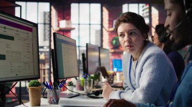 Gemideki çağrı merkezi çalışanı, teknik bilgisayar araçlarıyla yeni ajanlara eğitim veriyor. Şirket platformlarının, kamera B 'nin nasıl kullanılacağı konusunda destek sağlayan müşteri destek bürosu müdürü