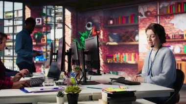 Müşteri şikayetleri ile ilgilenen çağrı merkezi çalışanı, teknik konularda yardımcı oluyor. Müşteri hizmetleri temsilcisi müşterilerine ürün promosyonları ve kamera B hakkında bilgi verir.