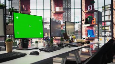 Tatminsiz müşterilerin teknik sorunları çözmek için aradığı boş çağrı merkezindeki yeşil ekran PC monitörleri. Mockup bilgisayarı, müşteri destek çalışma alanında görüntüler, panning shot