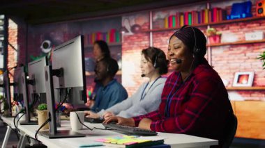 Ofisteki arkadaş canlısı müşteri yöneticisi, müşteri ilişkilerini sürdürerek ipuçları yaratıyor. Neşeli Afrikalı Amerikalı çalışan müşteriyle konuşuyor, yeni satış fırsatlarını tanımlamak için, kamera B