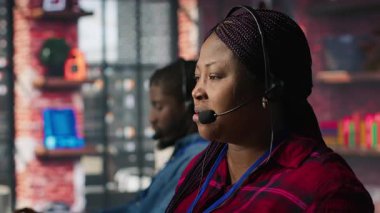 Müşteri ihtiyaçlarını dinleyen merkezi ara, adım adım rehberlik et. Müşteri merkezi çalışanı gelen ve giden aramaları yönetir, müşterileri teknik çözümler üzerinden yürütür, kamera A