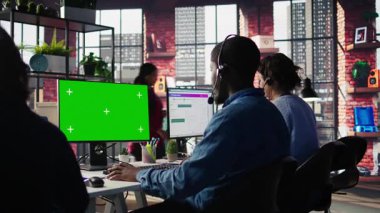 Arama merkezi ajanı yeşil ekran PC kullanarak müşterilere adım adım rehberlik ediyor. Mutlu müşteri merkezi çalışanı krom anahtar bilgisayar kullanıyor, müşteriler için teşhis sorunları, kamera B